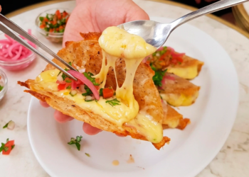 Quesadilla vegetariana con queso fundido y pico de gallo en el restaurante 3 Soles en Chía.