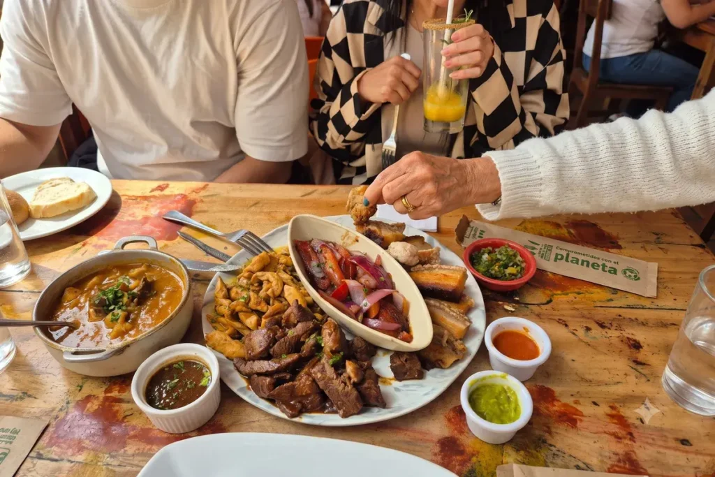 Familia compartiendo un almuerzo en Chía durante el último plan de vacaciones antes del regreso a clases.