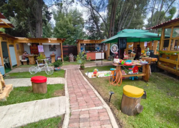 Zona de juegos al aire libre y cabañas en Chía para disfrutar en familia durante las vacaciones.