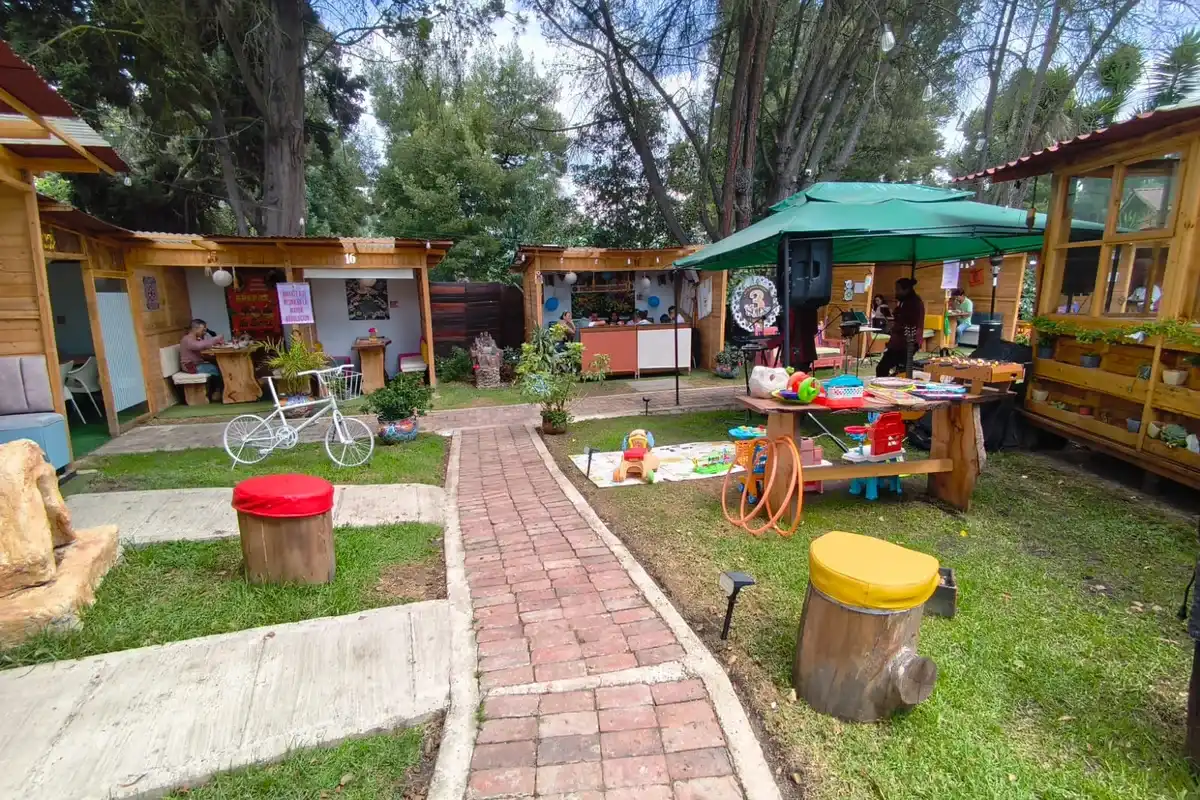 Zona de juegos al aire libre y cabañas en Chía para disfrutar en familia durante las vacaciones.