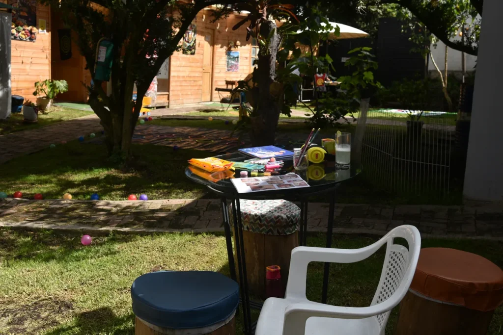 Mesa con juegos y actividades infantiles al aire libre para disfrutar planes en familia en Chía.