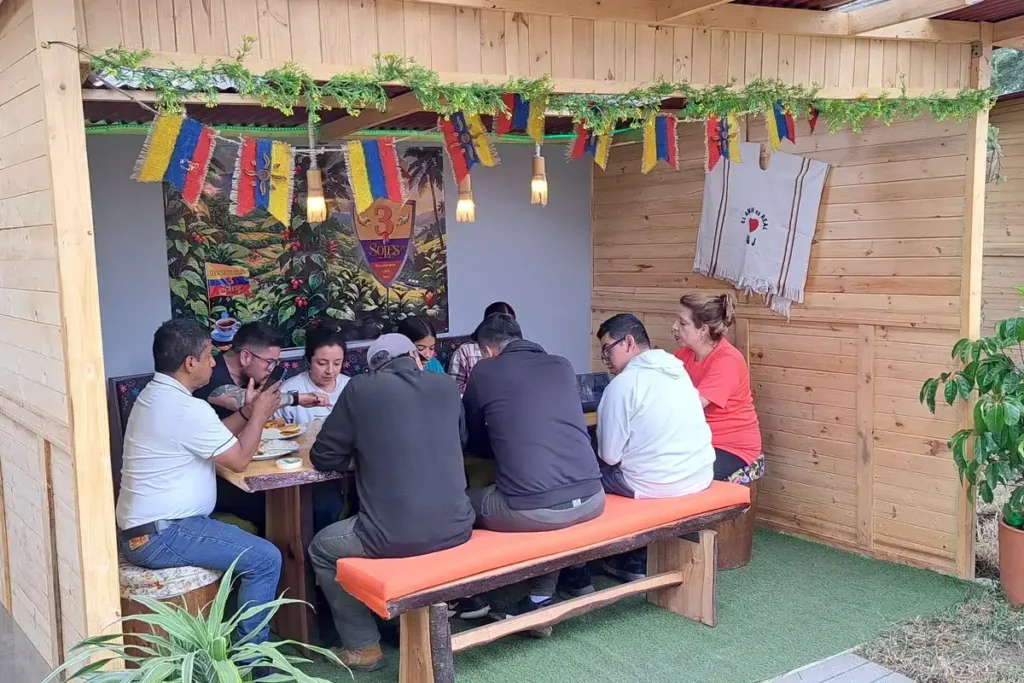 Personas compartiendo en quioscos campestres en un restaurante para grupos en Chía de 3 Soles.