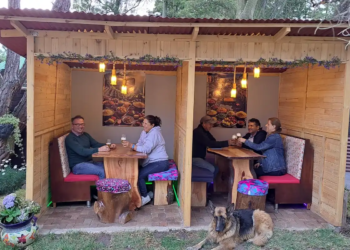 Grupo de personas compartiendo en un quiosco de madera en el restaurante para grupos 3 Soles en Chía.