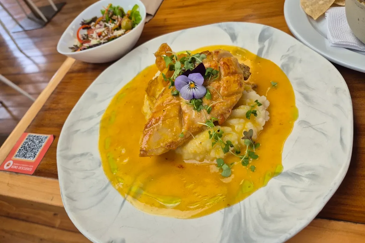 Filete de róbalo bañando en salsa de camarón servido en un restaurante campestre en Chía.