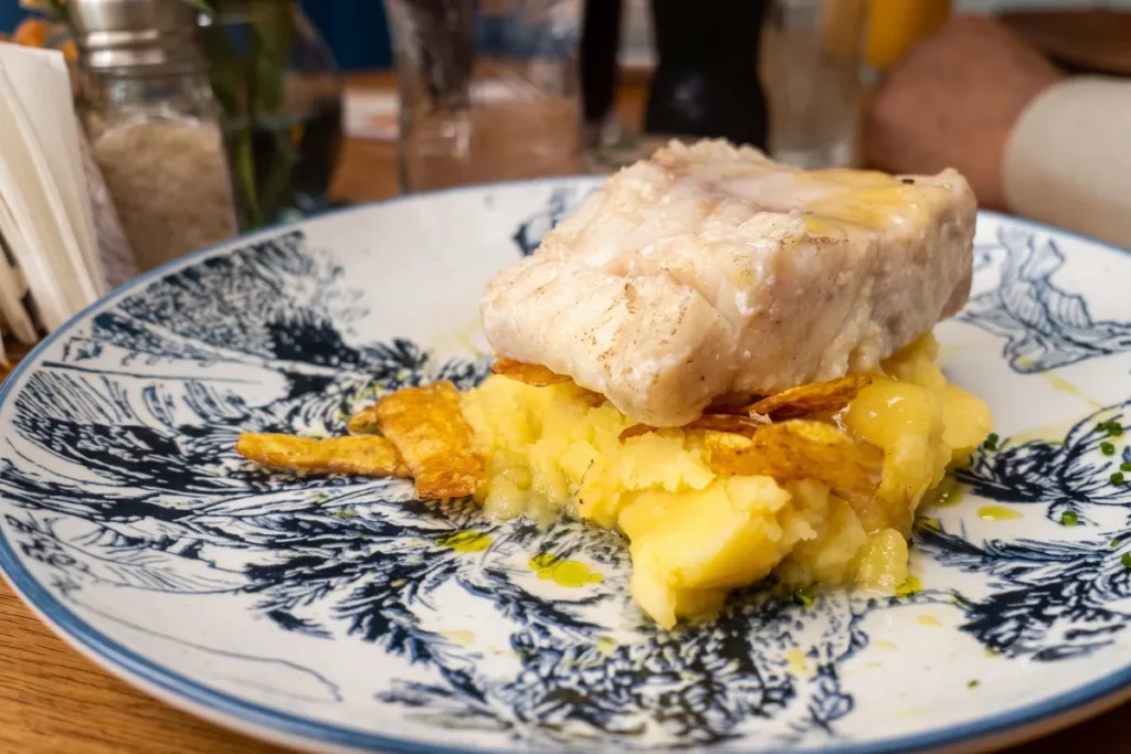 Plato de róbalo sobre puré de papa en un restaurante campestre de Chía.