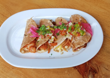 Plato blanco con cuatro tacos gobernador de camarón y queso servidos en restaurante en Chía.