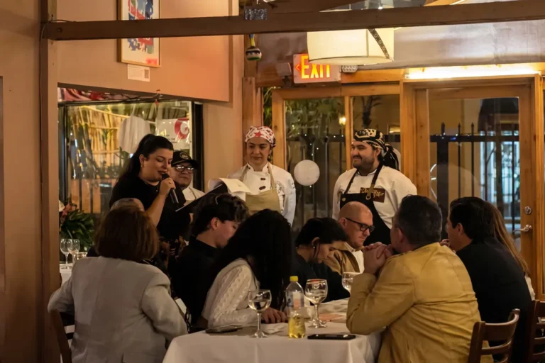 Chefs invitados presentando un menú gastronómico ante los comensales durante una velada especial en Chía.