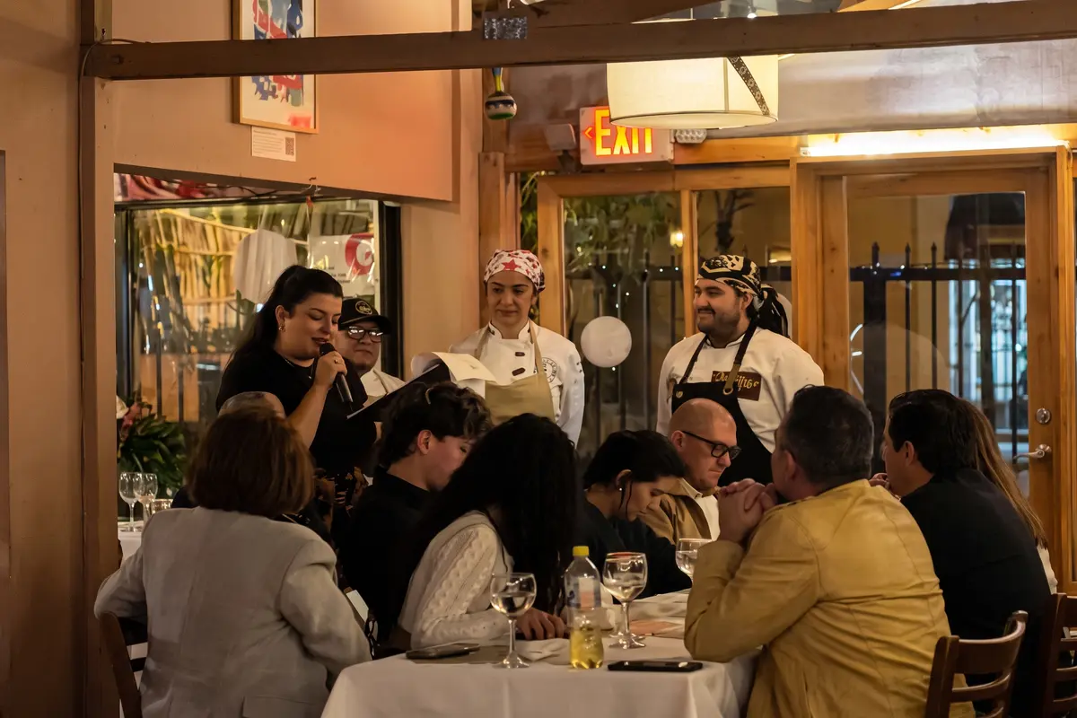 Chefs invitados presentando un menú gastronómico ante los comensales durante una velada especial en Chía.