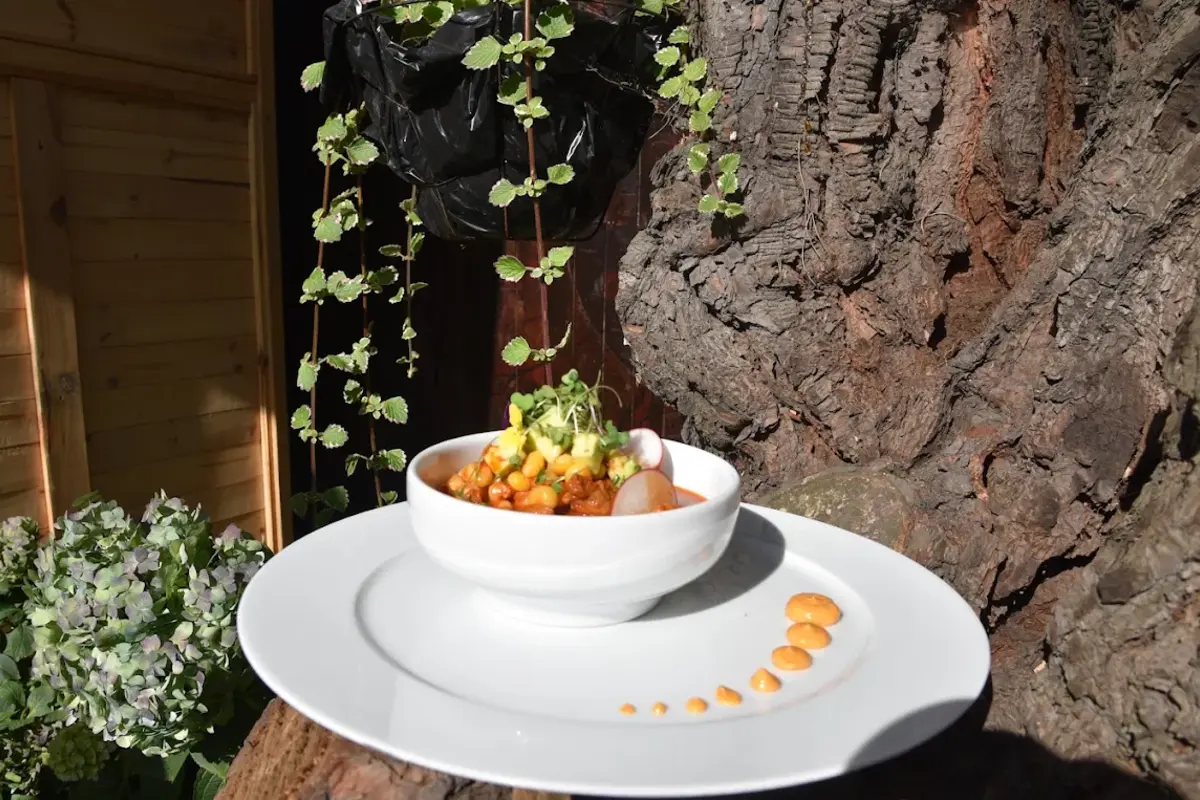 Plato tradicional Chiminigagua servido en cuenco blanco como parte del menú degustación en un restaurante de Chía.