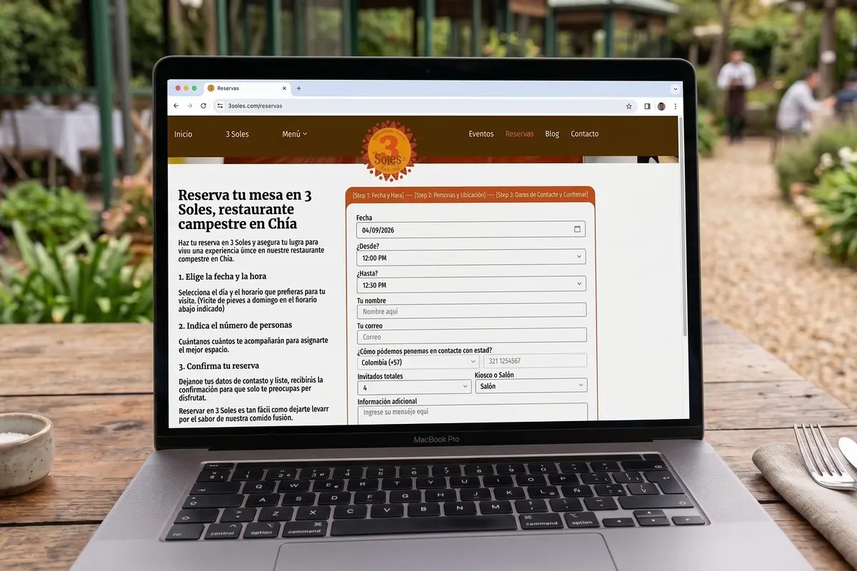 Computadora portátil mostrando el formulario en línea para reservar mesa en el restaurante 3 Soles en Chía.