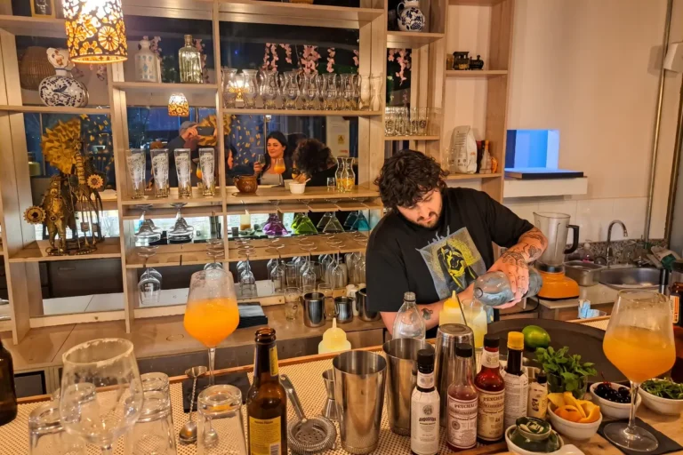 Bartender preparando un cóctel de autor en la barra de un restaurante para una gastronomic experience en Chía.
