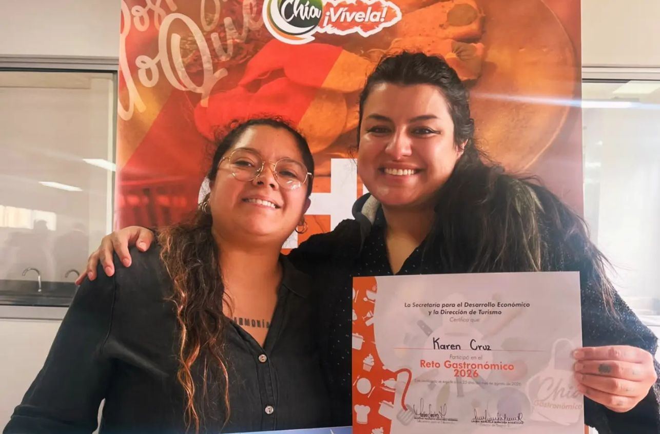 Dos mujeres sonriendo mientras sostienen un certificado del Reto Gastronómico de Chía.