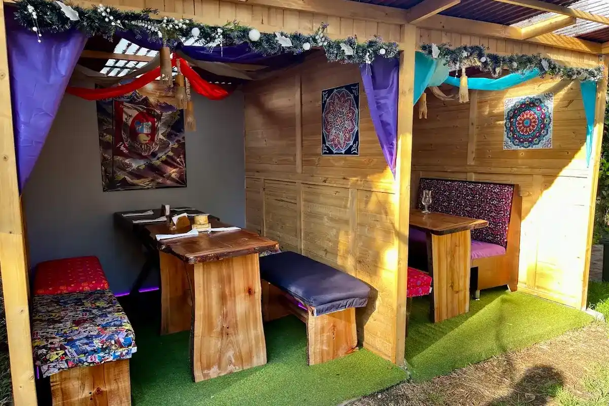Comedores privados de madera con toldos decorativos en un Country restaurant in Chia.