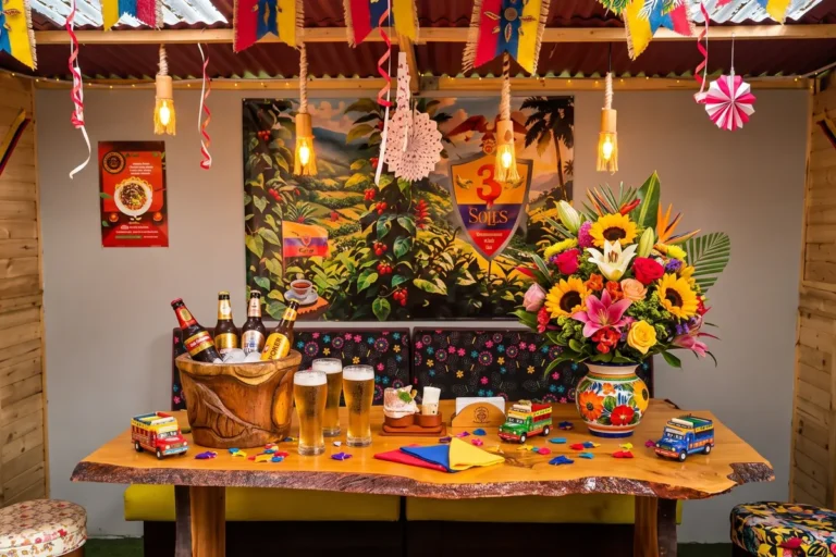Mesa decorada para celebrar en restaurante de Chía con flores, cervezas y adornos colombianos.