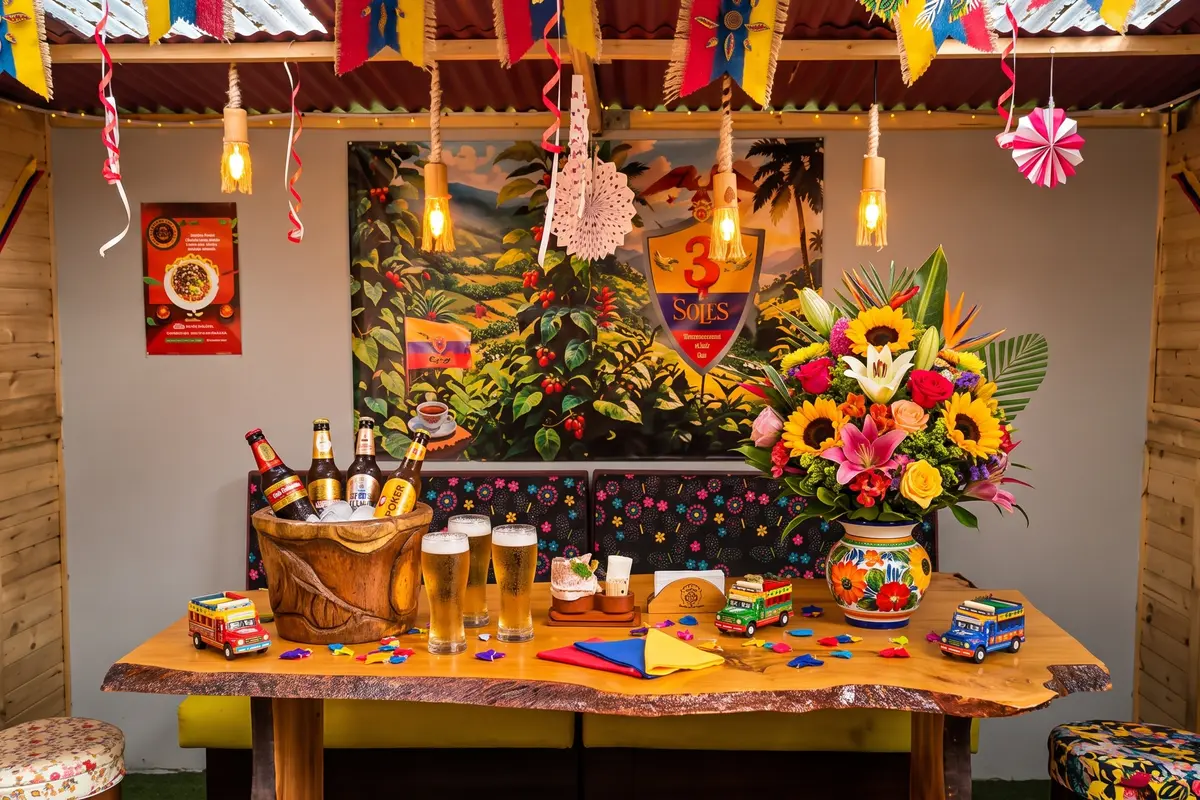 Mesa decorada para celebrar en restaurante de Chía con flores, cervezas y adornos colombianos.