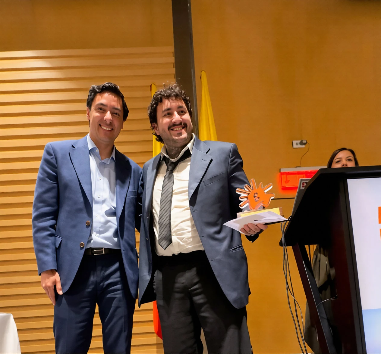 Representante del Restaurante Fusión 3 Soles en el podio tras recibir su reconocimiento durante la edición Gastrofest 2026 en la Feria del Hogar.